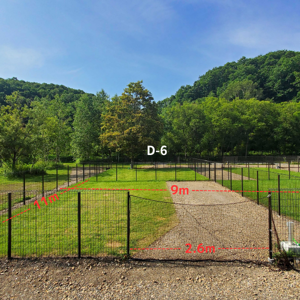 すみっこが人気の区画、隣がフリーオートのスペースなので犬連れでないグループとの合同キャンプも可能です。
